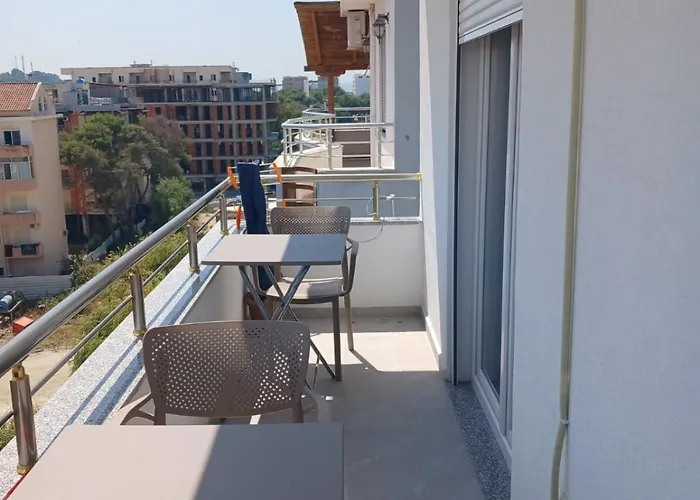 Flora's * Golem (Tirana)